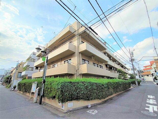 5階建ての低層マンションです。