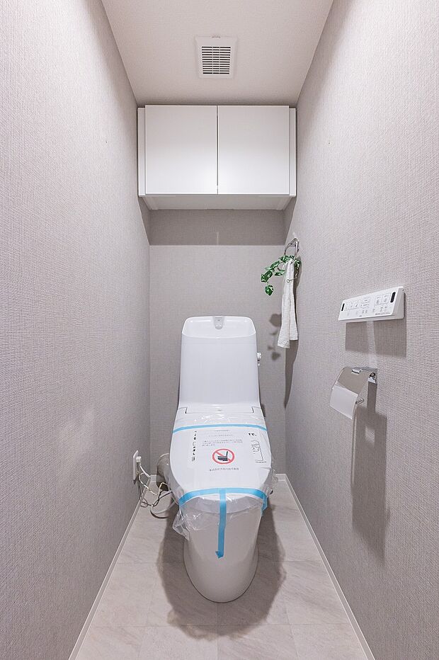 トイレには上部吊戸棚があり、トイレットペーパーや掃除用具を収納することができます。