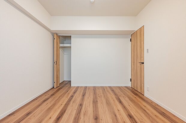 洋室（1）のクロゼットは上部にも棚があるため、無駄なく収納スペースを活用できます。