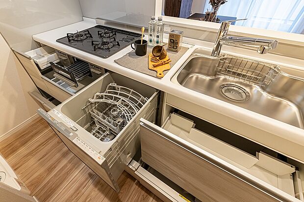 システムキッチンは日々の料理や洗い物の処理を楽にします。