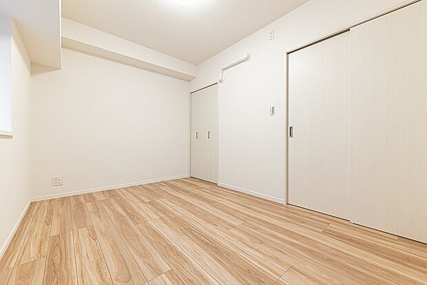 洋室1はスライドドアのため扉部分のデッドスペースが気にならず家具を設置しやすいです。