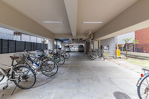 駐輪場（年3600円）は平置ため電動自転車でも出し入れがしやすいです。