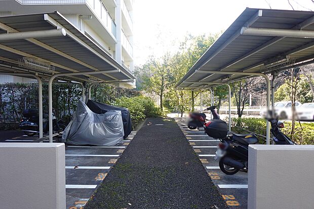 バイク置場（有償、空き状況はお問合せ下さい）