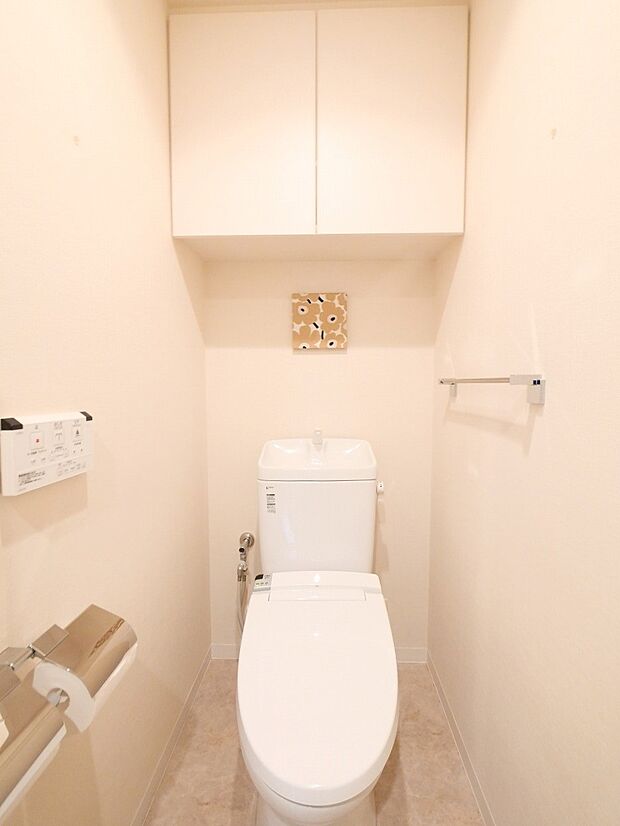 吊戸棚を備えた節水トイレ（温水洗浄便座付き）