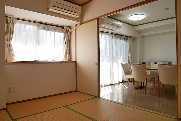 和室には出窓があり、空間に広がりを感じることができます