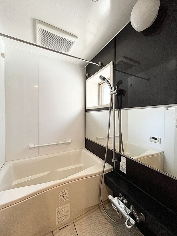 1216サイズのユニットバス、換気に便利な窓付きの浴室です。