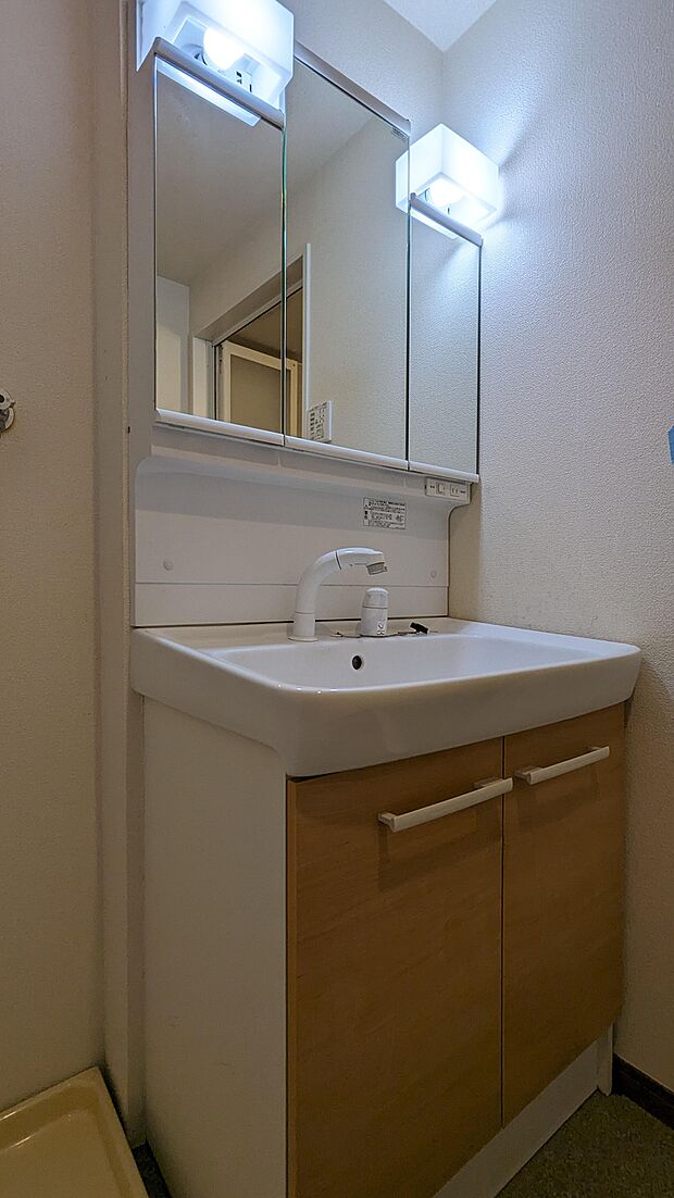 三面鏡付き洗面化粧台。鏡の裏は収納スペースとなっております