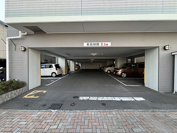 　敷地内駐車場（使用料月額円　空き状況につきましては担当者までご確認ください）