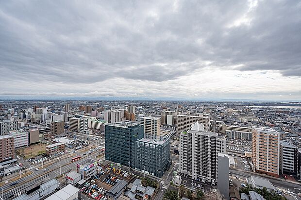 バルコニーから南東側、駅南の住宅地を眺める眺望