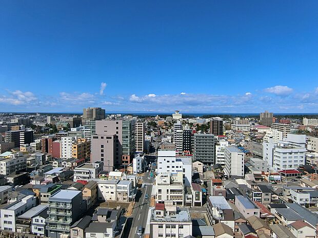 リビングの西向き窓から撮影した眺望からは佐渡島も見えます