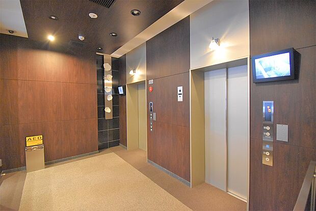 防犯モニター採用のエレベーターホール