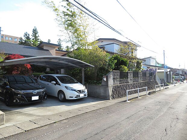 北側前面道路からの外観写真（全体）　敷地の間口は約27ｍ