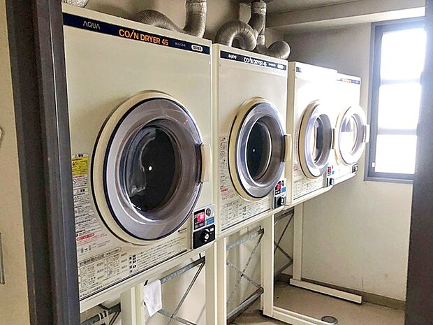 洗濯は共有部分のランドリースペースを使用。 洗濯200円／乾燥30分100円