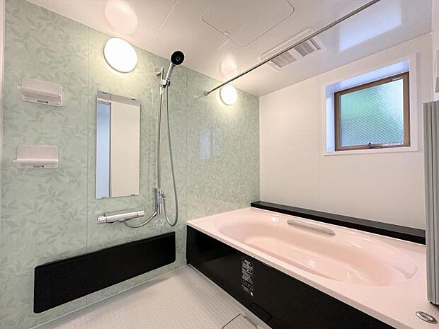 【浴室】浴室は1.5帖。広々とした浴室で一日の疲れを癒しましょう。浴室乾燥機+小窓でカビの発生を抑制。