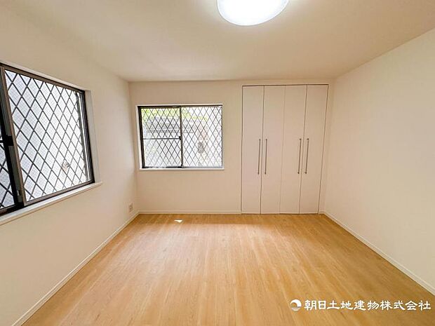 【居室】シンプルな内装なのでお部屋の模様替えや家具の配置を考える