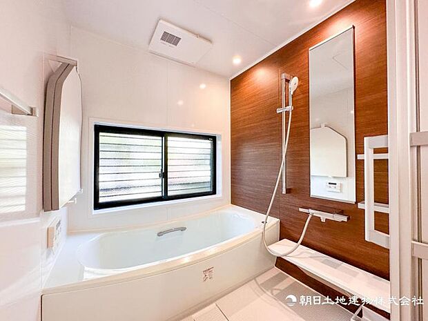 【浴室】窓のあるバスルームは明るく気持ちの良い空間です