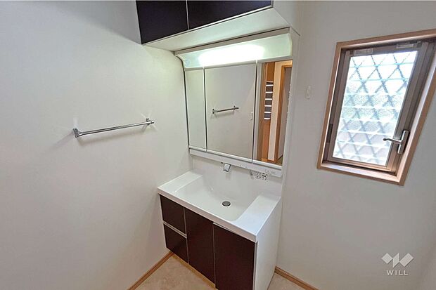 洗面室は窓付き。上下と鏡の裏に収納スペースがあるので、整理整頓がしやすそうですね！