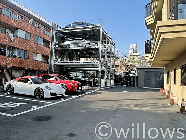 敷地内駐車場でございます。空き状況につきましては、ご確認くださいませ。