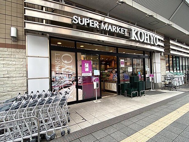 【スーパー】徒歩８分、阪急『曽根』駅構内にある「コーヨー曽根店」です。営業時間は８時から２３時と、朝早くから夜遅くまで空いているので助かりますね◎食料品や日用雑貨など、幅広く取り扱っています。