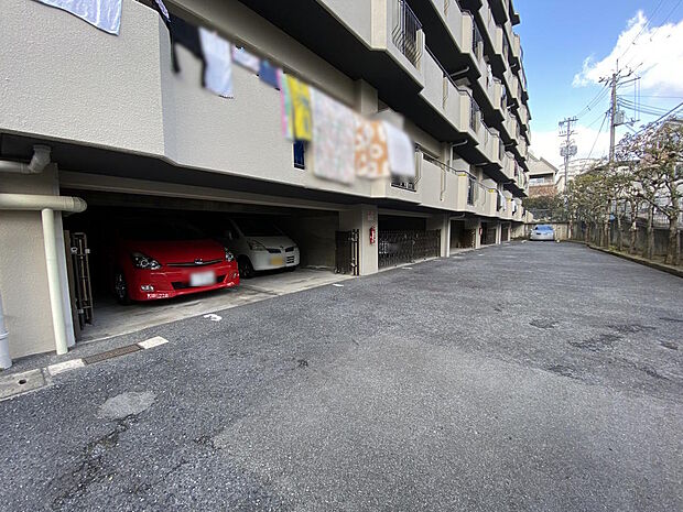 【駐車場】建物１階部分にある自走式駐車場は、大切な愛車を雨風から守れます◎最新の空き状況や月額利用料についてはお調べしますので、お気軽にお問合せください。ご希望の場合は近隣の駐車場をお探しいたします。