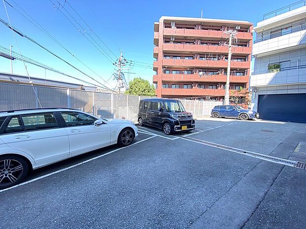 【駐車場】屋外に平面、屋内に機械式駐車場があり、こちらは平面駐車場です。自走式で入出庫しやすいですね◎高さ制限がなくハイルーフ車も駐車可能です。月額利用料は１００００円、空き状況はお尋ねください♪