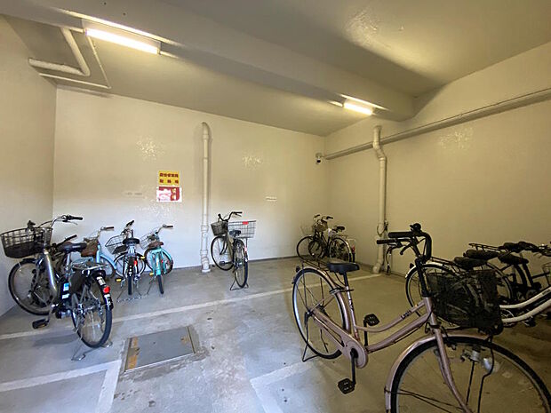 【駐輪場】駐輪場は屋内にあるため、大切な自転車を雨風から守ってくれます。また、雨の日の乗り降りがしやすいのも助かりますね。空き状況や月額利用料はお調べしますので、お気軽にお問い合わせください。