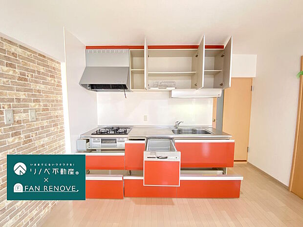 【キッチン】食後の片付けに助かる食洗機付きです。吊戸棚付きで、収納スペースもたくさん確保されているので、食器や食品類のお片付けがしやすいです。明るい赤色のキッチンは、お料理中の気分も上がりますね♪