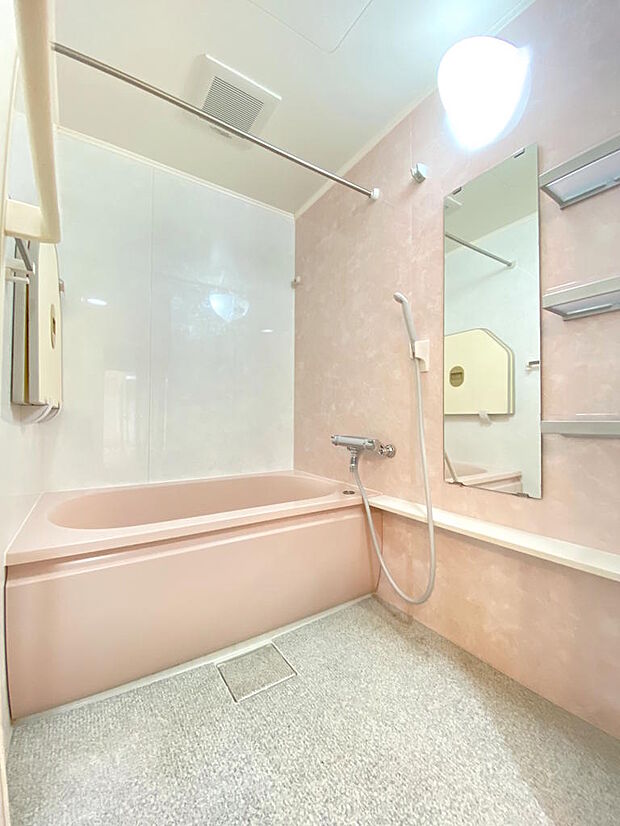 【浴室】淡いピンク色の壁紙がアクセントになり、ゆっくりリラックスバスタイムを過ごせます。浴槽には足を伸ばして入っていただけて、長風呂も楽しめそうです。浴室のリフォームのご相談もお気軽にどうぞ。
