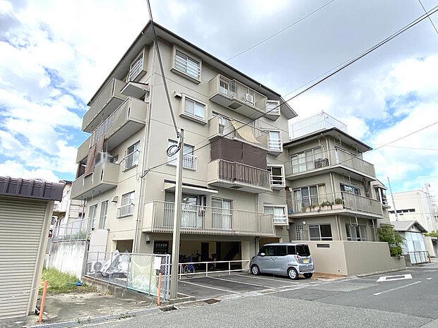 【外観】第１種中高層住居専用地域に建てられた地上４階地下１階建のマンションです。低層マンションはゆとりのある住環境を確保でき、階段の上り下りのストレスが少ない、災害に強いなどの利点があります◎