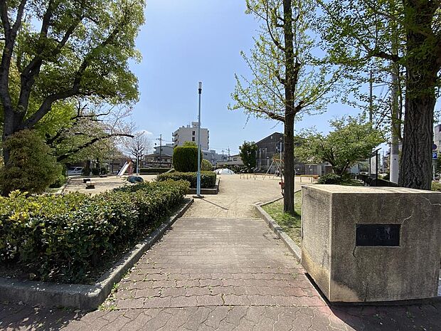 【公園】徒歩約１分のところにある「田川東公園」です。複数の滑り台、ブランコ、お砂場、広場、屋根付きのベンチなどがあり、トイレはありませんが手洗い場がございます。春には桜がきれいに咲くようです。