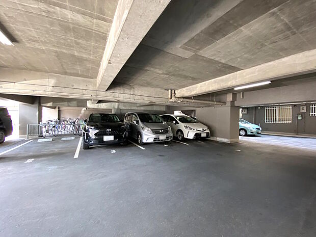 【駐車場】建物１階部分の自走式駐車場です。屋根付きと屋根なしがございます。最新の空き状況や月額利用料をお調べしますので、お気軽にお問い合わせください。ご希望の場合は近隣の駐車場をお探しいたします♪