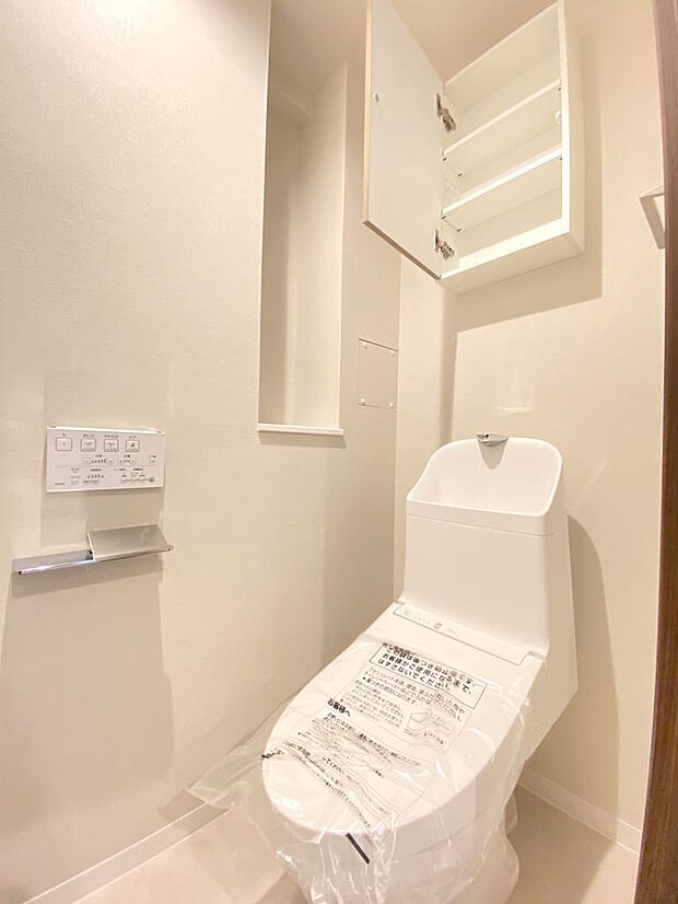 【トイレ】トイレ奥上部に扉付き可動２枚棚の収納があり、お掃除グッズなどすっきり片付きます。左側にはカウンターがあります。温水洗浄便座付きトイレで、座った時にヒヤっとせず快適なトイレ時間を過ごせます。