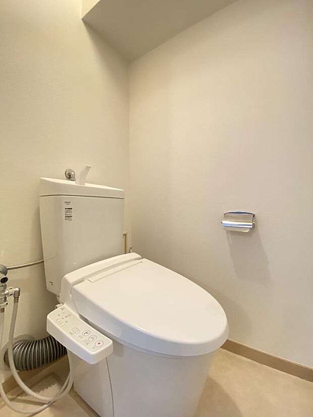【トイレ】トイレ全体が白色で統一されていて、清潔感のある空間になっています。手洗い付き・温水洗浄便座付きのトイレは、座った時にヒヤっと冷たくならずに快適なトイレ時間をお過ごしいただくことが出来ます。