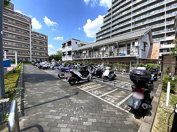 【バイク置き場】マンション敷地内にあるバイク置き場です。区画ごとに白線が引いてありますので、駐輪位置が分かりやすいですね。月額利用料は、５００円〜です。空き状況については都度確認が必要です。