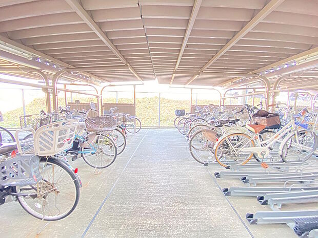 【駐輪場】屋根付きの駐輪場は、大切な自転車が雨にあたる心配もございません。使用料は、１台目２００円／月、２台目３００円／月、３台目４００円／月となっています。空き状況については都度確認が必要です。