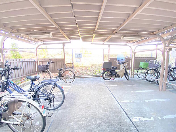 【バイク置き場】安心の屋根付きバイク置き場は、大切なバイクを雨風から守ってくれます。区画毎に白線が引いてありますので、駐輪位置も分かりやすいです◎利用料は、５００円〜１０００円／月となっています。