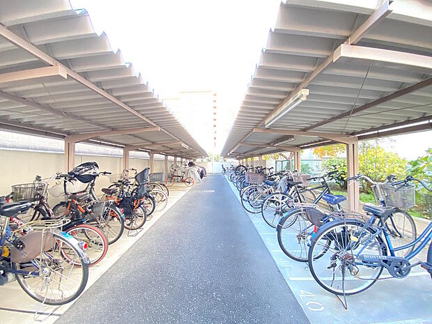 【駐輪場・バイク置き場】屋根付きの駐輪場・バイク置き場です。雨の日でも乗り降りしやすく助かりますね。スペースは白線と番号できちんと整理されています◎空き状況や月額利用料は、お気軽にお尋ねください♪