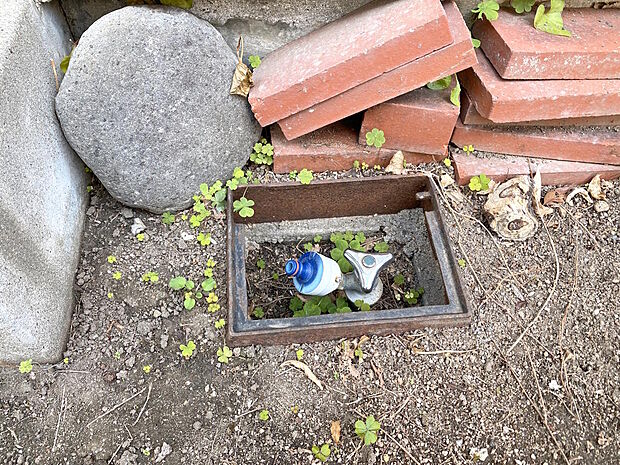 【水栓】バルコニーから専用庭に降りられる階段の脇には、埋込の水栓がついています。花木の水やりや、バルコニーのお掃除などにも活用いただけます◎暑い夏場には、お子様のビニールプールも出来ますね。