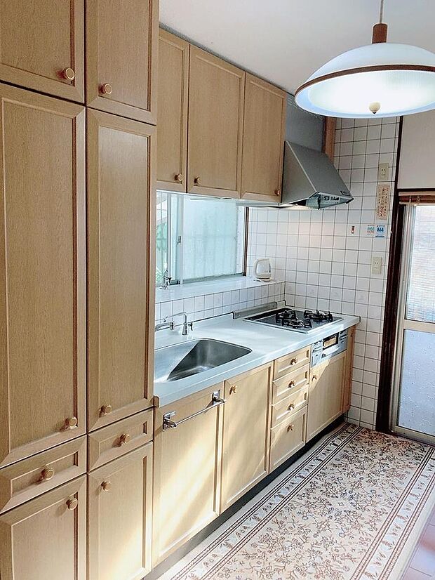 【キッチン】キッチンは壁付けなので後ろのリビングダイニングスペースを広く活用することができます。窓があり、明るく換気もしやすいです◎造り付けの収納があり、食器や調理器具もすっきりと片付きます◎
