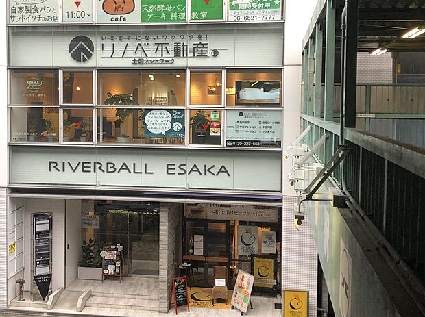 江坂駅南改札口出てすぐ左のビル２階にファンリノベショールームがございます！雑貨屋さんやカフェに立ち寄るようにお気軽にお立ち寄りください♪今だけご来店で、オリジナルドリップコーヒープレゼント中です！
