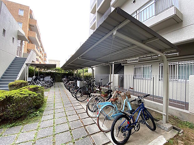 【駐輪場】しっかりとした屋根つきの駐輪場で雨の日にも利用しやすいですね。大切な自転車が雨にあたる心配もございません。空き状況や月額利用料については確認が必要ですので、ご利用の際お尋ねください。