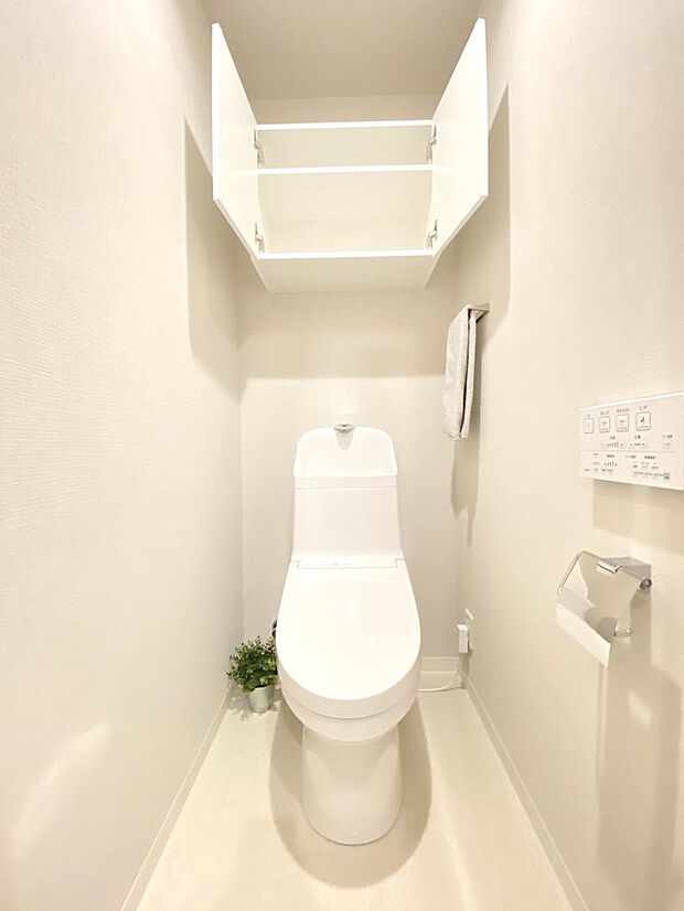 【トイレ】トイレ奥上部には扉付き固定１枚棚の収納が付いています。トイレットペーパーやお掃除グッズなどがすっきりと片付きます。温水洗浄便座付きトイレで、座った時にヒヤっとせず年中快適に過ごせます。