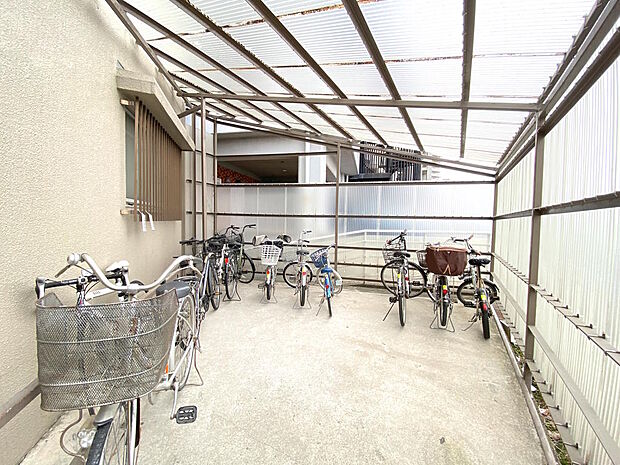 【駐輪場】大きな屋根付きの屋外駐輪場です。自転車が雨にあたる心配がありません◎ひろびろとしたスペースですので、乗り降りもしやすそうですね◎最新の空き状況については、お気軽にお尋ねください♪