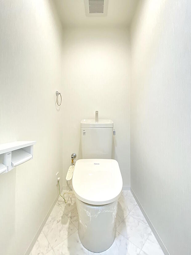 【トイレ】新調されたトイレには温水洗浄便座付きで、座った時にヒヤっと冷たくならず快適なトイレ時間をお過ごしいただけます。空間全体がホワイトで統一されていますので、清潔感ある空間となっています。