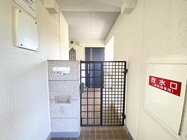 【玄関ポーチ】戸建感覚の専用玄関ポーチには、門扉が設置されています。門扉があることでプライバシーを守ることができるだけでなく、防犯面においても高い効果が期待できるというメリットがございます。