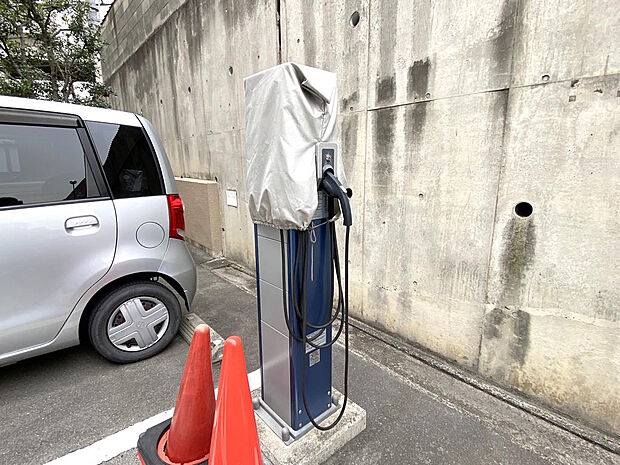 【電気自動車充電スタンド】敷地内駐車場には、電気自動車用の充電スタンドが設置されています。カーディーラーはもちろん、コンビニやスーパーにも最近充電器が増えていますが、マンション敷地内にあると便利ですね