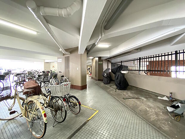 【駐輪場】屋内にある駐輪場は雨の日でも乗り降りしやすく助かります。整理整頓されていて自転車の出し入れもしやすいですね。空き状況や月額使用料については、都度確認が必要なためお気軽にお尋ねください。