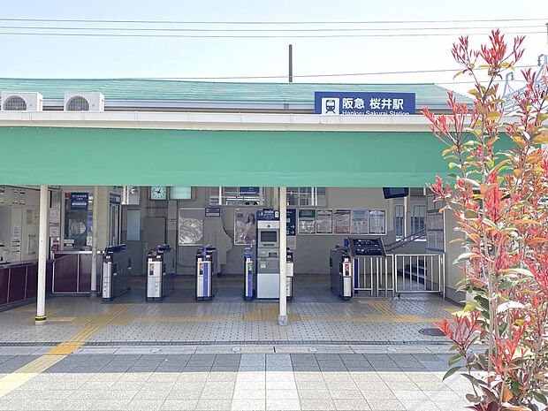 【最寄り駅】阪急箕面線『桜井』駅徒歩約７分です。駅近でありながら、緑も多く落ち着いた住環境です。徒歩１０分圏内の距離に、スーパーなどお買物施設や小・中学校、図書館などの公共施設も揃っています◎