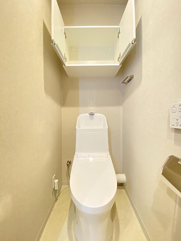 【トイレ】新調された清潔感あるトイレ空間です。手洗い・温水洗浄便座つきトイレで、座った時にヒヤっとせず快適なトイレ時間を過ごせます。上部には扉付きの収納がついていて、お掃除グッズなどをしまえます。
