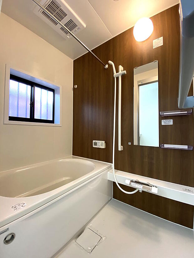 【浴室】広々としたバスルームで足を伸ばして、ゆったりバスタイムをお過ごしください。浴室に窓があるので、簡単に換気ができてカビ予防になります。夏場は少し窓を開けると涼しく入浴できますね◎換気機能付き◎